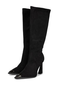 Botas de ante negras hasta la rodilla con un diseño estructurado, punta afilada y acentos metálicos en la punta. Presenta un tacón alto y grueso.