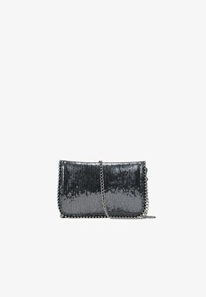Bolso de mano negro con lentejuelas, correa de cadena plateada, forma rectangular y bordes redondeados sobre un fondo blanco.