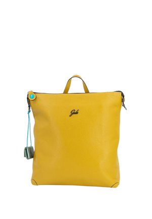 Borsa a mano in pelle gialla con manico piccolo, chiusura con cerniera, logo nero sul davanti e accessorio per la zip blu e verde sul lato.