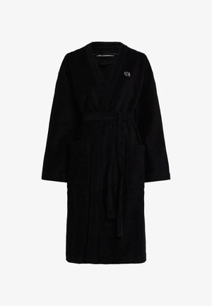 Czarny szlafrok z frotte, z kołnierzem szalowym, paskiem w talii i dwoma bocznymi kieszeniami. Posiada haftowane logo na piersi oraz teksturowany materiał.