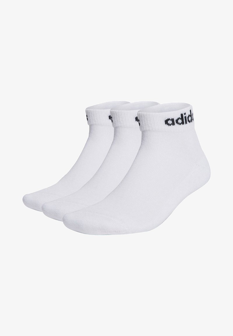 Três pares de meias de desporto brancas com o logótipo preto da "adidas" na bainha, de espessura média, altura até ao tornozelo, textura suave e biqueira reforçada.