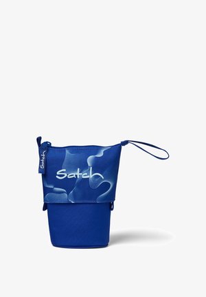 Blauwe stoffen tas met een trekkoordsluiting, voorzien van een golvend patroon en het "Satch"-logo. Fijne textuur, cilindrische vorm en een handvat aan de bovenkant.