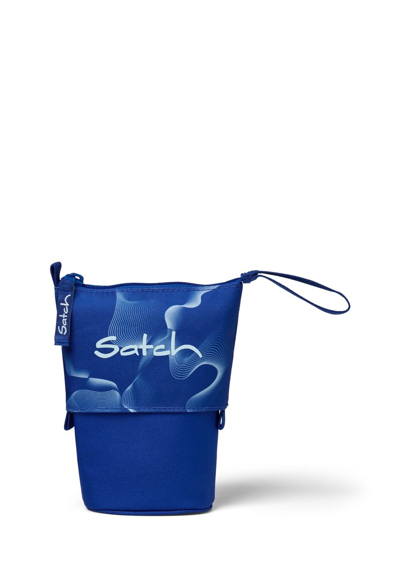 Blaues Stoffbeutel mit Kordelzugverschluss, versehen mit einem wellenförmigen Muster und dem "Satch"-Logo. Glatte Textur, zylindrische Form und ein oberer Griff.
