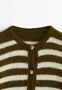 Raitapaitainen ruskea ja valkoinen neulejakku, jossa on pyöreä kaula-aukko ja kaksi messinkistä nappia etupaneelissa.