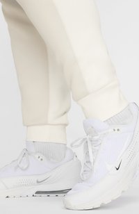 Nike Sportswear Jogginghose - light orewood brown sail black