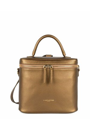 Sac à main en bronze métallique avec une forme structurée, une poignée supérieure, une bandoulière amovible et une finition en cuir lisse et texturé. Fermeture éclair.