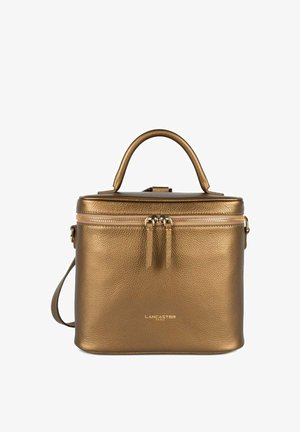 Sac à main en bronze métallique avec une forme structurée, une poignée supérieure, une bandoulière amovible et une finition en cuir lisse et texturé. Fermeture éclair.