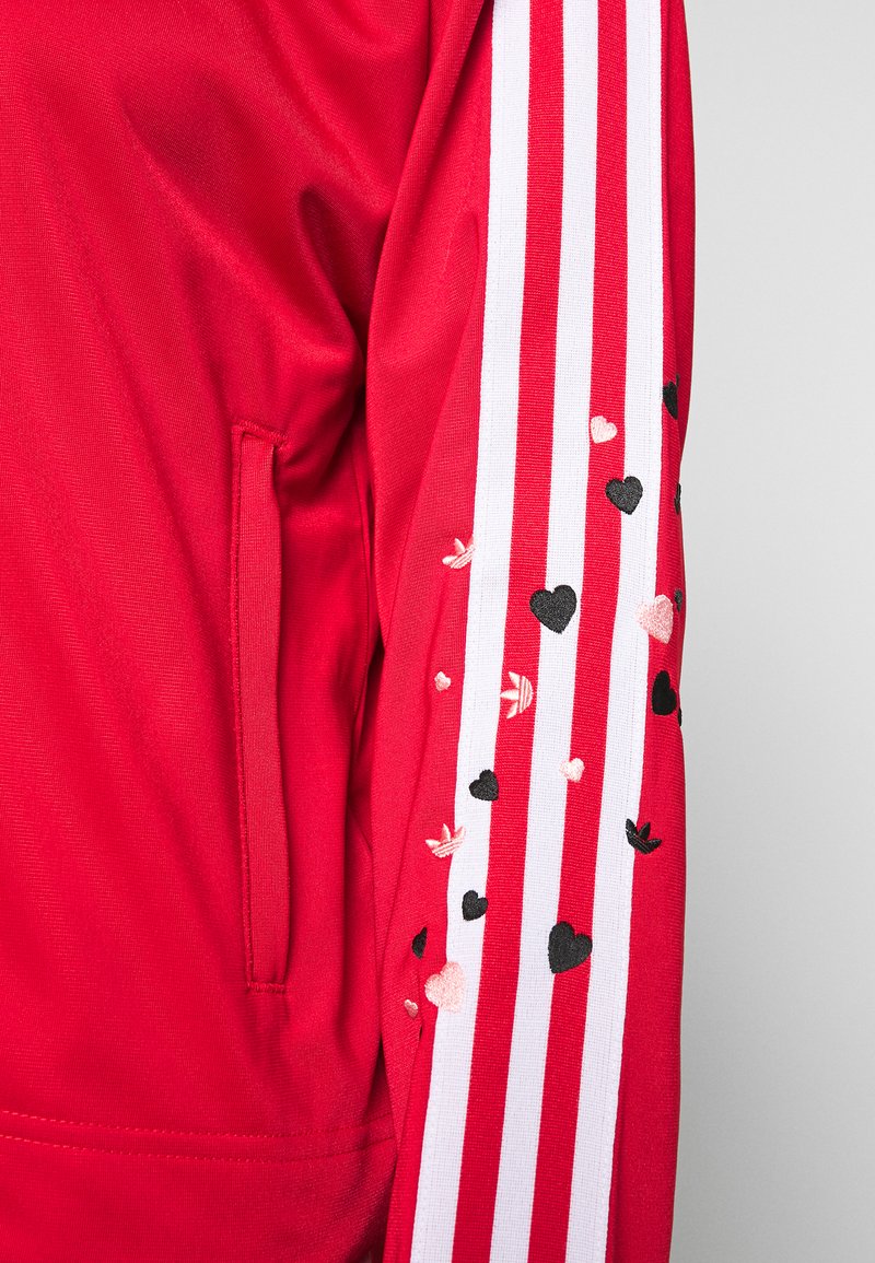 Consultar fórmula Remo adidas Originals TRACK - Chaqueta de entrenamiento - scarlet/burdeos - Zalando.es Consultar fórmula Remo adidas Originals TRACK - Chaqueta de entrenamiento - scarlet/burdeos - Zalando.es