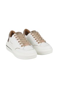 Sneaker bianchi a bassa top con lacci beige, suole spesse e dettagli marroni sui talloni, esposti affiancati su uno sfondo bianco.