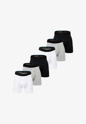 Sechs Paar Herrenboxershorts in Weiß, Grau und Schwarz, angeordnet in abwechselnden Farben mit schwarzen elastischen Bund mit dem Markenschriftzug "STANCE."