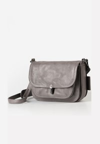 Borsa a tracolla in pelle grigia con patta, bordi arrotondati, accessori in argento e tracolla regolabile. Texture liscia con cuciture contrastanti.