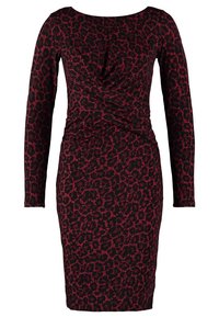Robe noire ajustée jusqu'aux genoux avec des manches longues et un motif léopard abstrait rouge, dotée d'un détail froncé à la taille.