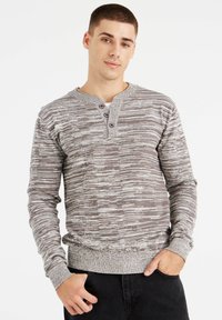 Suéter henley de manga larga a rayas grises y blancas con una tela texturizada, que presenta un cuello redondo y cierre de tres botones en el escote.