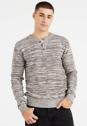 Suéter henley de manga larga a rayas grises y blancas con una tela texturizada, que presenta un cuello redondo y cierre de tres botones en el escote.