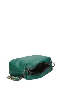 Borsa a tracolla in pelle color teal con chiusura a zip, forma rettangolare e accentuazione con nappe. Presenta una finitura testurizzata e rivestimento interno nero.