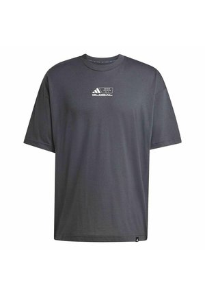 T-shirt Adidas gris foncé à manches courtes avec col rond, arborant un petit logo blanc "Adidas Training Global" au centre de la poitrine.