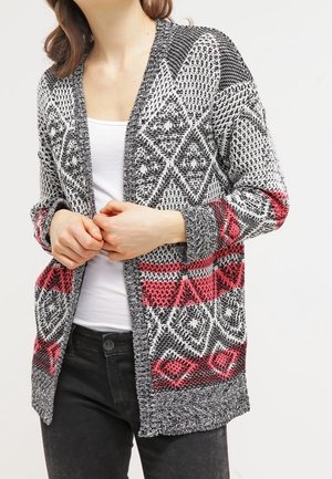 Strickjacke mit geometrischem Muster in Schwarz, Weiß und Rot, offene Vorderseite, lange Ärmel und Seitentaschen. Strukturierte Oberfläche.