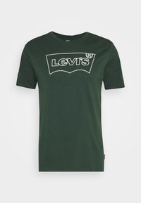 Tmavě zelené bavlněné tričko s krátkými rukávy, se bílým logem Levi's napříč hrudníkem uvnitř zakřiveného designu.
