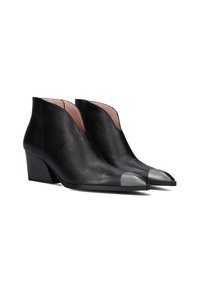 Botas de cuero negro hasta el tobillo con forma puntiaguda, punteras grises, un acabado texturizado y un tacón bajo y ancho. Diseñadas para la durabilidad y el estilo.