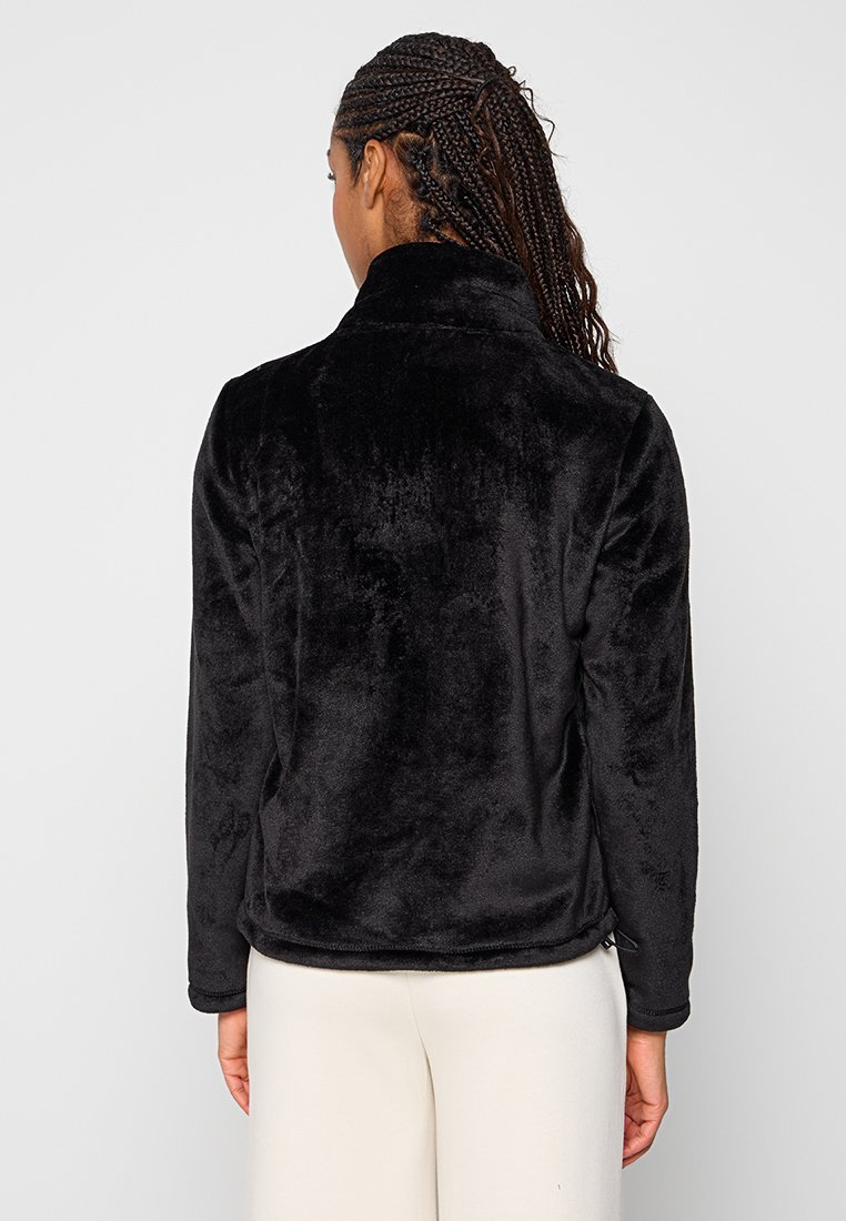 Schwarze Fleecejacke mit hohem Kragen und langen Ärmeln; weiche Textur und glatte Oberfläche; besitzt seitliche Taschen und ein dezent verarbeitetes Reißverschlussdetail.