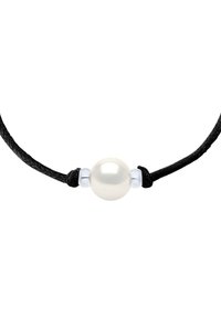 Collier en cordon noir tressé comportant une perle blanche brillante centrale, accentuée par de petites perles en argent de chaque côté.