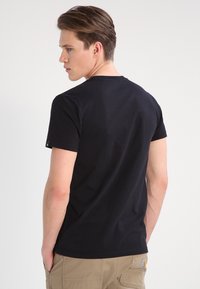 Deus Ex Machina SHIELD - T-shirt con stampa - black