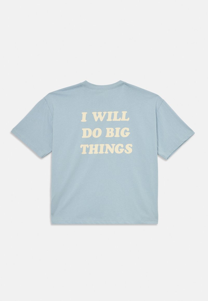 Himmelblaues Baumwoll-T-Shirt mit dem auf der Rückseite zentrierten Text "ICH WERDE GROSSE DINGE TUN" in fetten, cremefarbenen Buchstaben. Kurzarm.