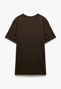 Brązowy t-shirt z krótkim rękawem, wykonany z miękkiego materiału, z okrągłym dekoltem i luźnym krojem, bez widocznych wzorów czy grafik.
