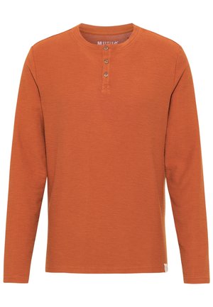 Heren langarmige henley-shirt in roestoranje met textuur, met drieknopenpat en ronde halslijn.