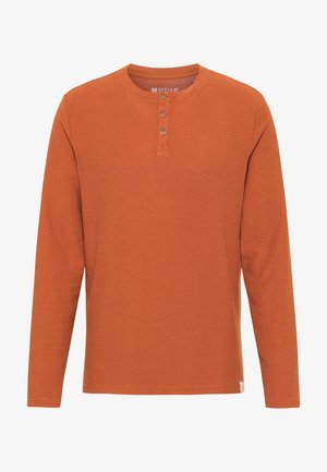 Herren Langarm-Henley in Rostorange mit Struktur, Drei-Knopf-Leiste und rundem Ausschnitt.