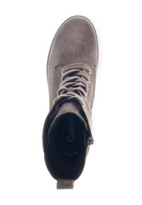 Stivale alla caviglia in suede marrone con punta rotonda, lacci frontali, materiale testurizzato e branding sottile all'interno. Retro chiuso con una piccola linguetta.
