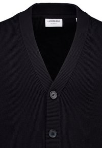 Schwarzer, gerippter Cardigan mit V-Ausschnitt und dreifacher Knopfleiste. Verfügt über strukturierten Stoff und ein locker gestaltetes Design. Marke: Lindbergh.