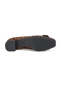 Zapato plano de estampado de leopardo con un upper de tela suave, suela de goma negra y un diseño de punta redondeada. Presenta un pequeño acento en el costado.