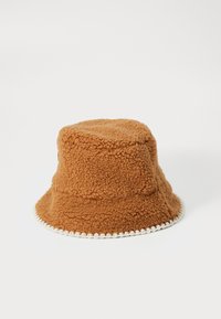Brun fleece bøttehatt med en teksturert overflate, har en bred skygge og en dekorativ hvit søm langs kanten.