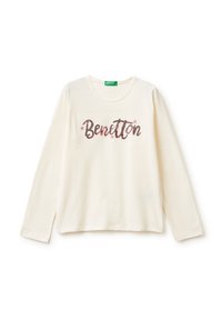 Długo rękawowa kremowa koszula wykonana z bawełny, z napisem "Benetton" w błyszczących różowym i brązowym kolorze, z małymi akcentami gwiazdek powyżej i poniżej.