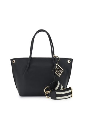 Zwarte leren tote bag met dubbele handvatten, een afneembare gestreepte schouderband en een gouden hanger. Gekleed in een textuurafwerking met gouden hardware accenten.