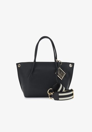 Mustakäsineinen nahkakassi, jossa on kaksinkertaiset kahvat, irrotettava raidallinen olkahihna ja kultasävyinen tunnus. Pinta teksturoitu ja varustettu kultaisilla metalliosilla.