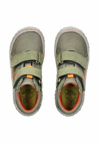 Zapatos de malla grises con acentos naranjas, que cuentan con dos correas de Velcro ajustables, una suela intermedia texturizada y una suela de goma flexible.