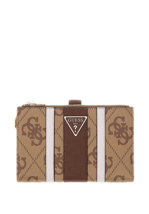 Portafoglio rettangolare Guess marrone e beige con motivo a firma, strisce verticali bianche e una fascia centrale in pelle marrone con targhetta logo in metallo.