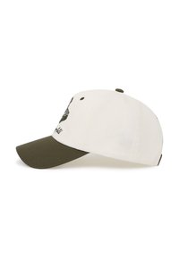 Gorra con corona de algodón blanco y visera verde oscuro. Presenta un diseño bordado en la parte frontal y un botón a juego en la parte superior.