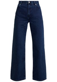 Jeans de tiro alto, de pierna ancha y de color azul oscuro, confeccionados en denim. Presentan dos bolsillos frontales y un cierre de botón en la parte delantera con un botón en tono plateado.