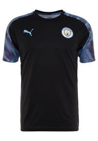 Musta lyhythihainen jalkapallosukkapaita, jossa on siniset ja violetit raidat olkapäillä, sekä Manchester Cityn logo rinnassa.