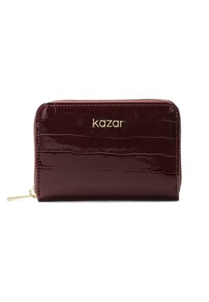 Burgundowa portfel z lakierowanej skóry, z teksturą krokodylej skóry, złotym logo "Kazar", zamknięcie na zamek i błyszczące wykończenie. Kompaktowy prostokątny kształt.