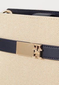 Tommy Hilfiger HERITAGE MINI SATCHEL - Handtas - space blue/canvas