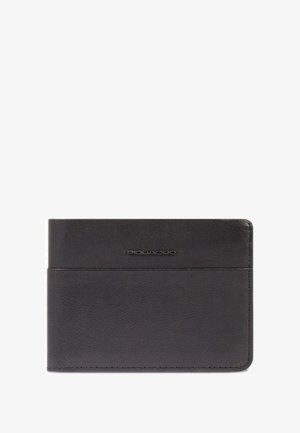 Portafoglio nero in pelle bifold con trama sottile, finitura liscia e nome del marchio "Piquadro" impresso al centro della parte anteriore.