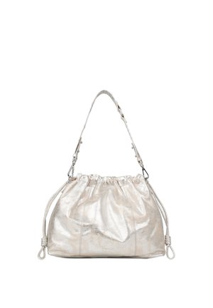Sac à bandoulière en cuir argenté brillant avec sangle réglable, haut froncé, détails à cordon sur les côtés et forme souple et décontractée.