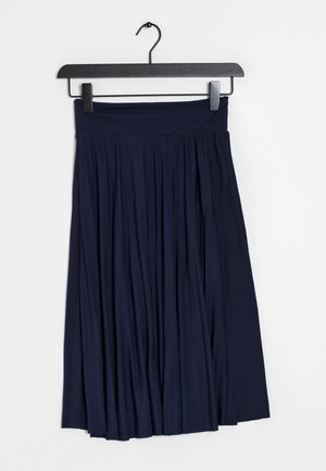 Gonna a pieghe blu navy realizzata in tessuto morbido, con elastico in vita e design fluente che arriva a metà polpaccio.