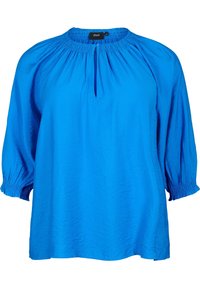 Blusa azul brillante con escote redondo y tapeta de botones. Presenta mangas cortas y recogidas, y un corte holgado, confeccionada en un tejido ligero.