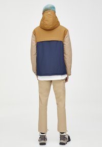 PULL&BEAR Cortaviento - brown
