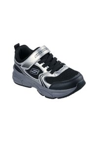 Zapatilla deportiva negra y plateada con parte superior de malla, frente de cordones y cuello acolchado. Cuenta con una suela resistente y una correa con la marca.